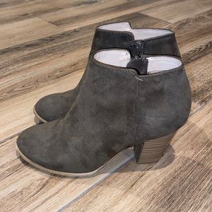 Old Navy Olive Green Suede Booties Heels, Size 6